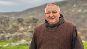 Egy hajóban az Úrral – Beszélgetés az ezüstmisés Weinrauch Márió OFM atyával